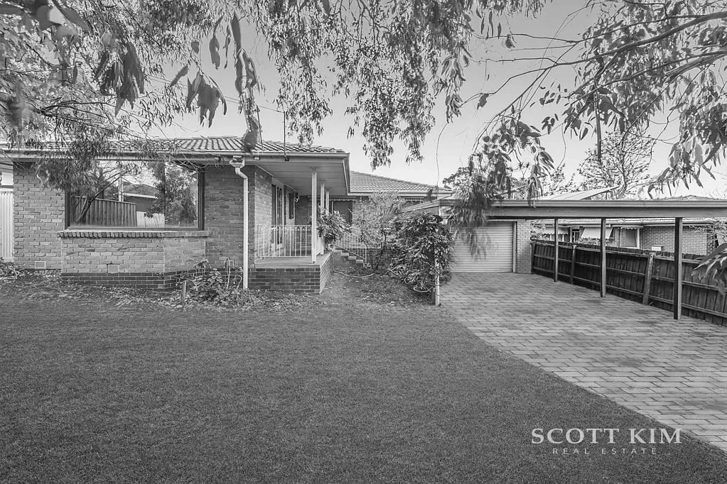 Glen Waverley 3房 708平米矩形地块 优越发展潜力 三卧带独立衣帽间 宽敞客厅配湾窗 大型独立餐厅 家庭浴室 深邃后院 巨大车库及车位 Prime Glen Waverley Opportunity on 708sqm Allotment