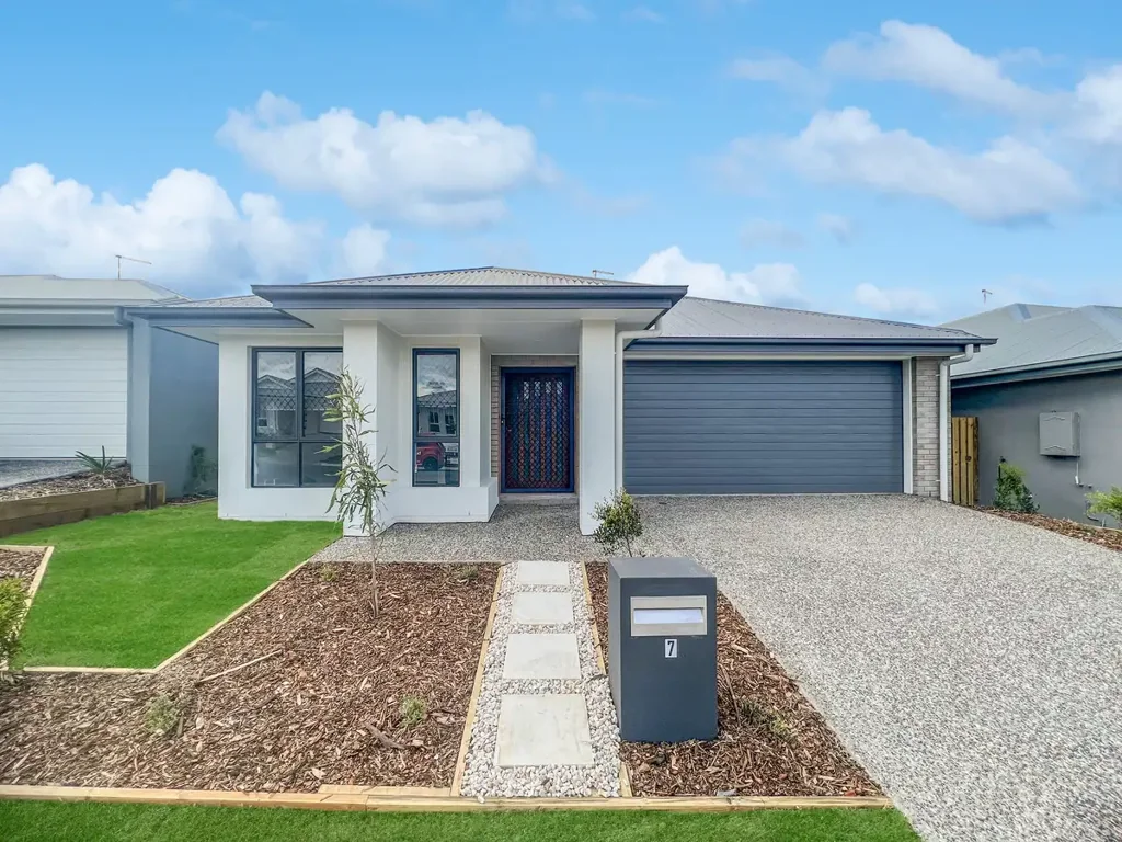 White Rock 4chambre Near New Family Home with Modern Comfort and Low Maintenance Living