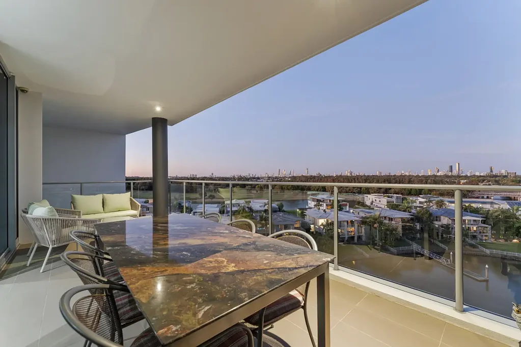 Merrimac 3房  Luxury Lakeside Living with Skyline Views - A Must Inspection!