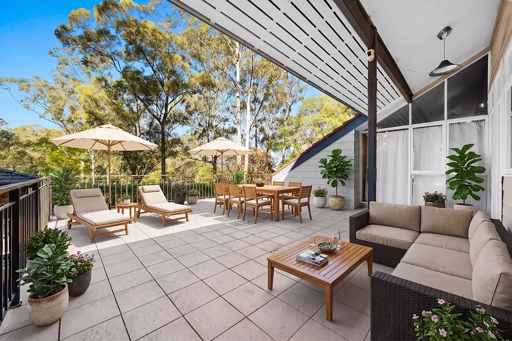 Wahroonga 4कमरा Timeless Family Home on a Prized Corner Block !