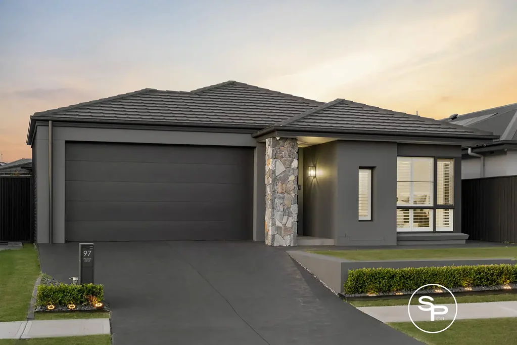 Gledswood Hills 4Moenga Modern Elegance in a Quiet, Highly Desirable Pocket