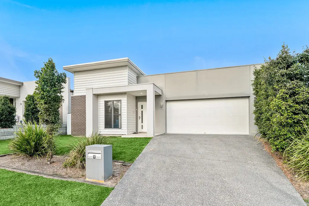 Greenbank 5Kwarto Stylish, Spacious & Perfectly Positioned!