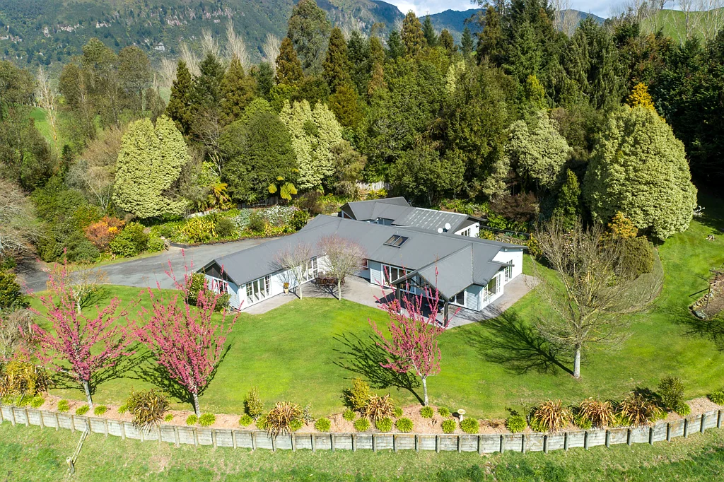 Waikite Valley Spacious country home with panoramic views