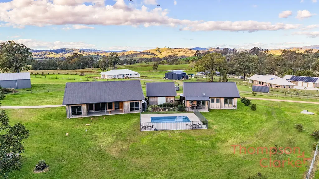 Gresford 6ห้องนอน Modern Country Living on 8,005sqm with Two Dwellings, Pool & Incredible Rural Views