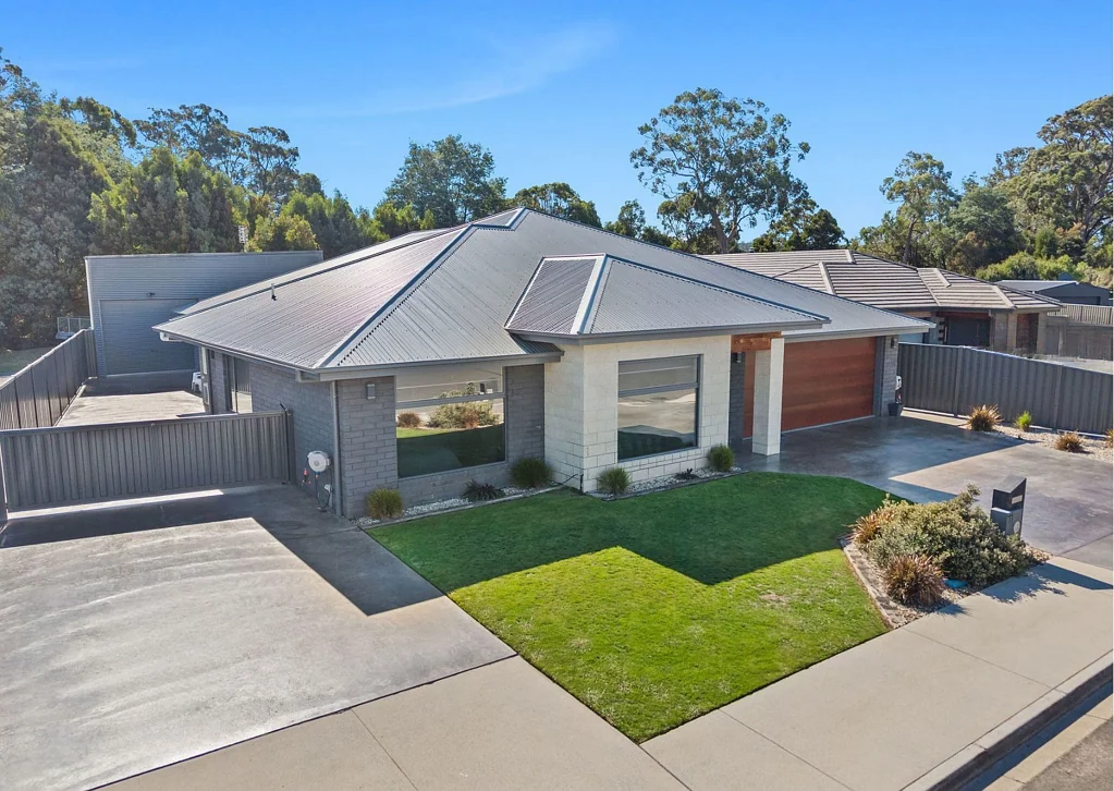 Spreyton 4 Bedroom A Perfect Blend of Comfort, Style, and Outdoor Living! House, Shed & with a Bar & Hoist