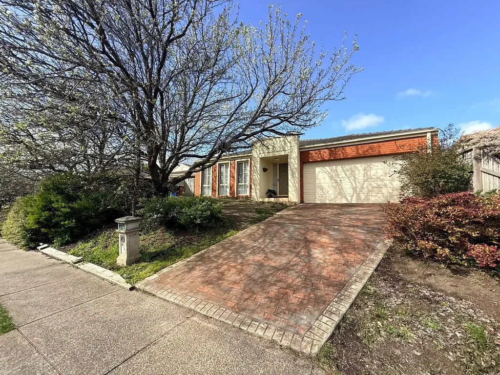 SPACIOUS FAMILY LIVING IN THE HEART OF BERWICK!