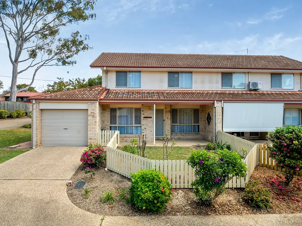 Brighton 3कमरा Spacious Three-Bedroom Townhouse in a Secure, Tightly Held Complex!