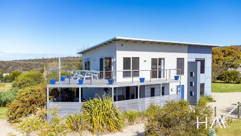 Binalong Bay 4 Bedroom Your Next Coastal Haven with Panoramic Bay Views!