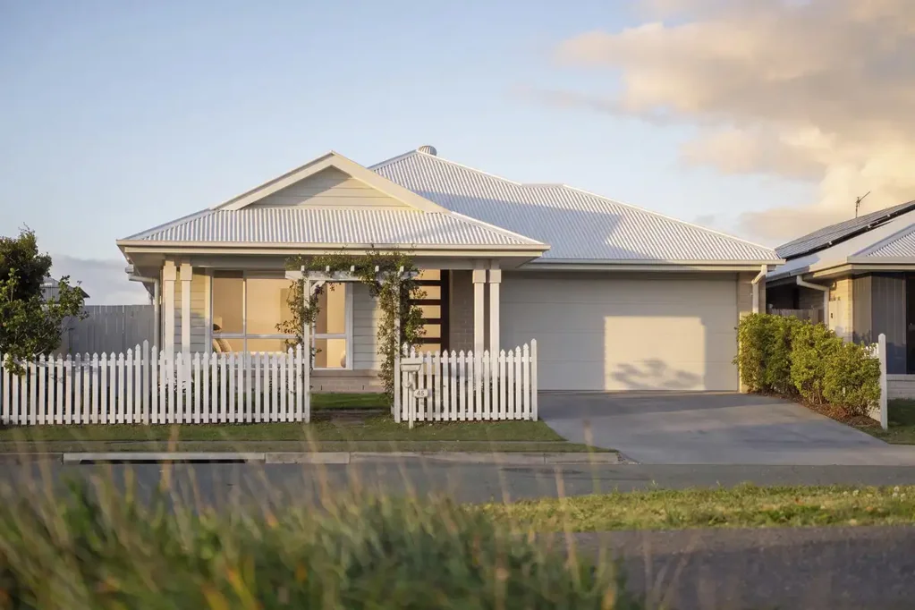 Nirimba 4房  Contemporary Family Living with White Picket Charm