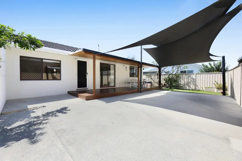 Burleigh Waters 3房  Immaculate Duplex Living in the Heart of Burleigh Waters