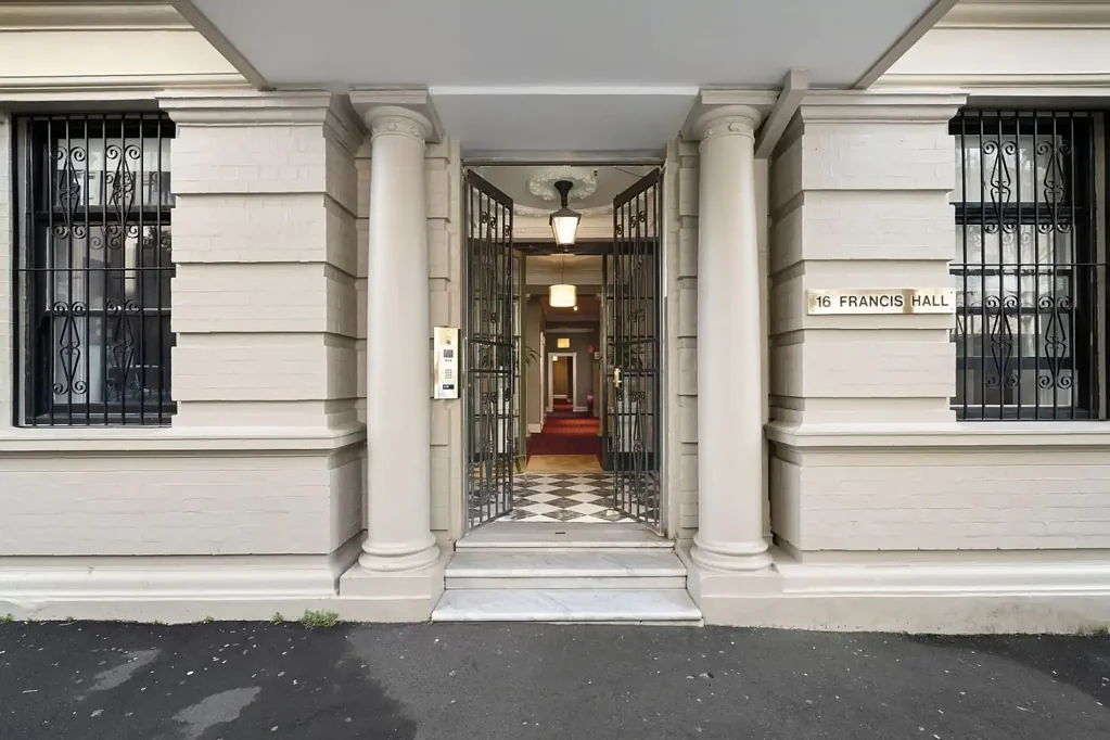 Art Deco Apartment in Landmark Francis Hall - Perfectly positioned