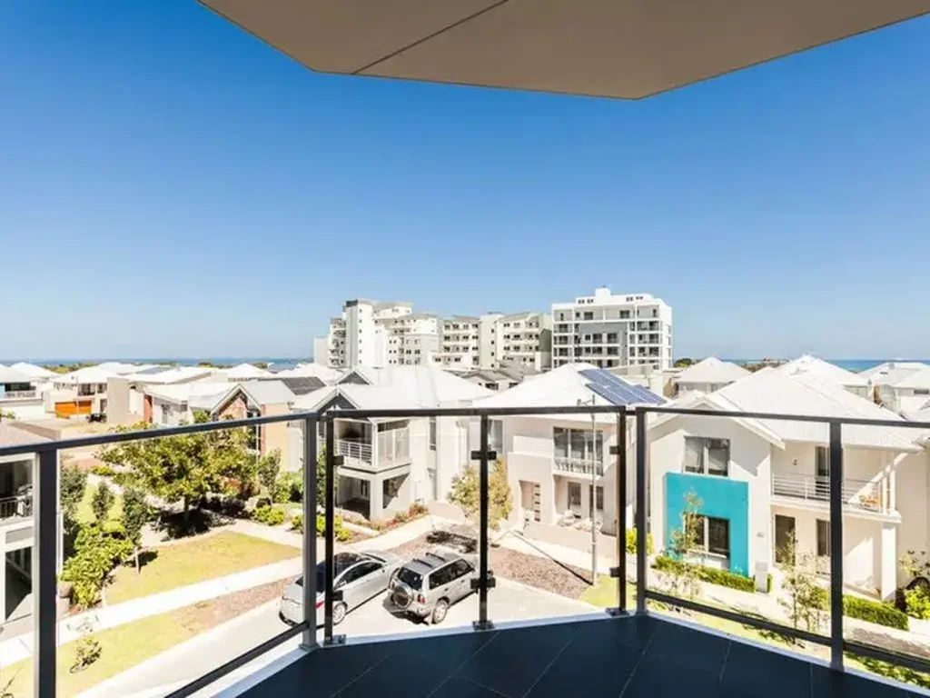 Bright and spacious apartment with ocean views!