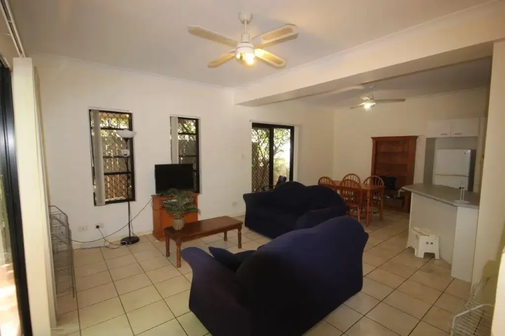 Great townhouse, walk to UQ - great value
