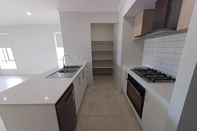 Eli Waters 4कमरा CALLING ALL ASTUTE BUYERS!  Strong rental returns and capital gains potential. Don't miss out!