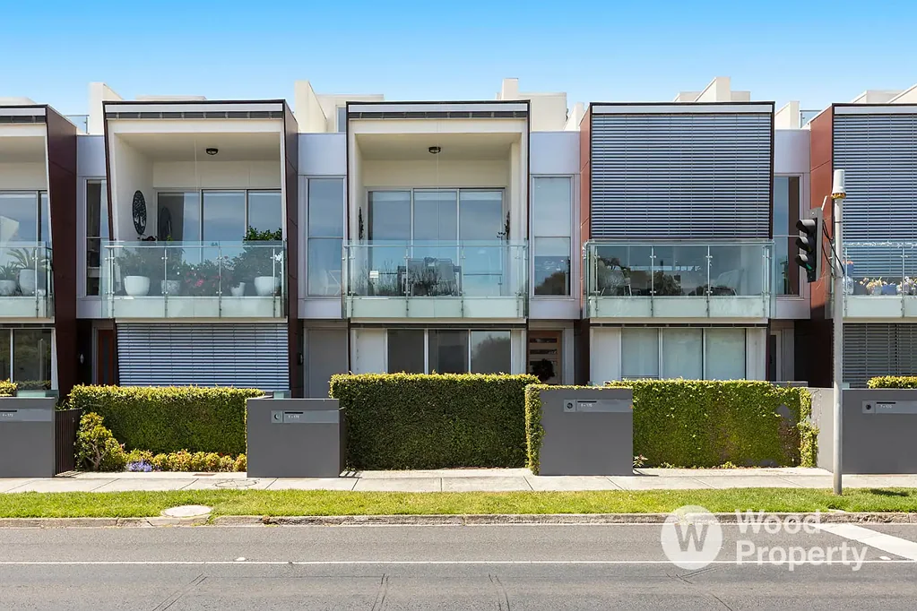 Stylish Bayside Townhouse with Rooftop Terrace