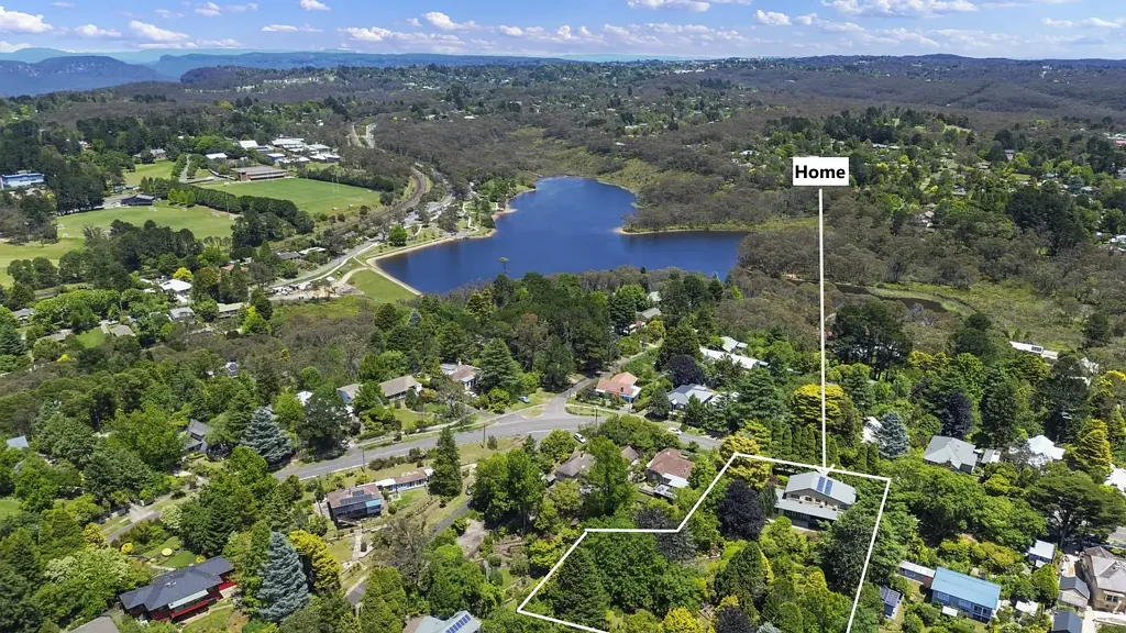 Wentworth Falls 5Moenga Stunning home and garden – minutes from lake and village!