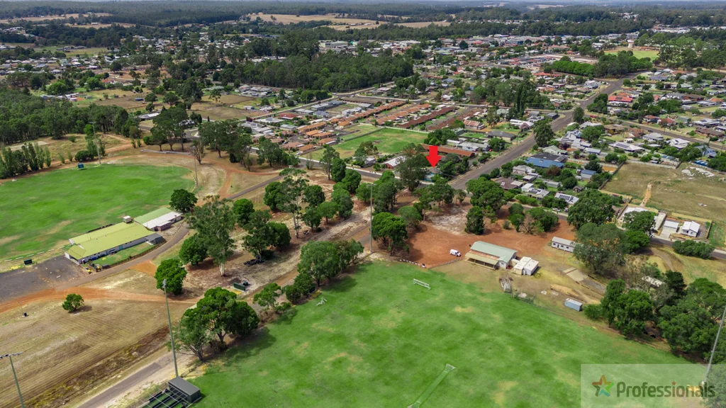 Manjimup 4Kwarto If you are looking for space this property is for you - 1,438m2 on the edge of town!!