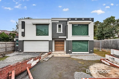 Glen Waverley 3 Slaapkamer COMPLETE THE DREAM - WALK TO THE GLEN!