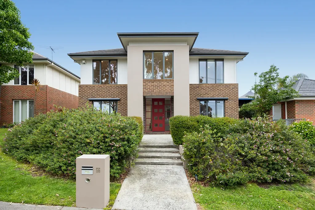 Burwood 4ਬੈੱਡਰੂਮ Elegant Family Living with Modern Updates and Serene Garden Views