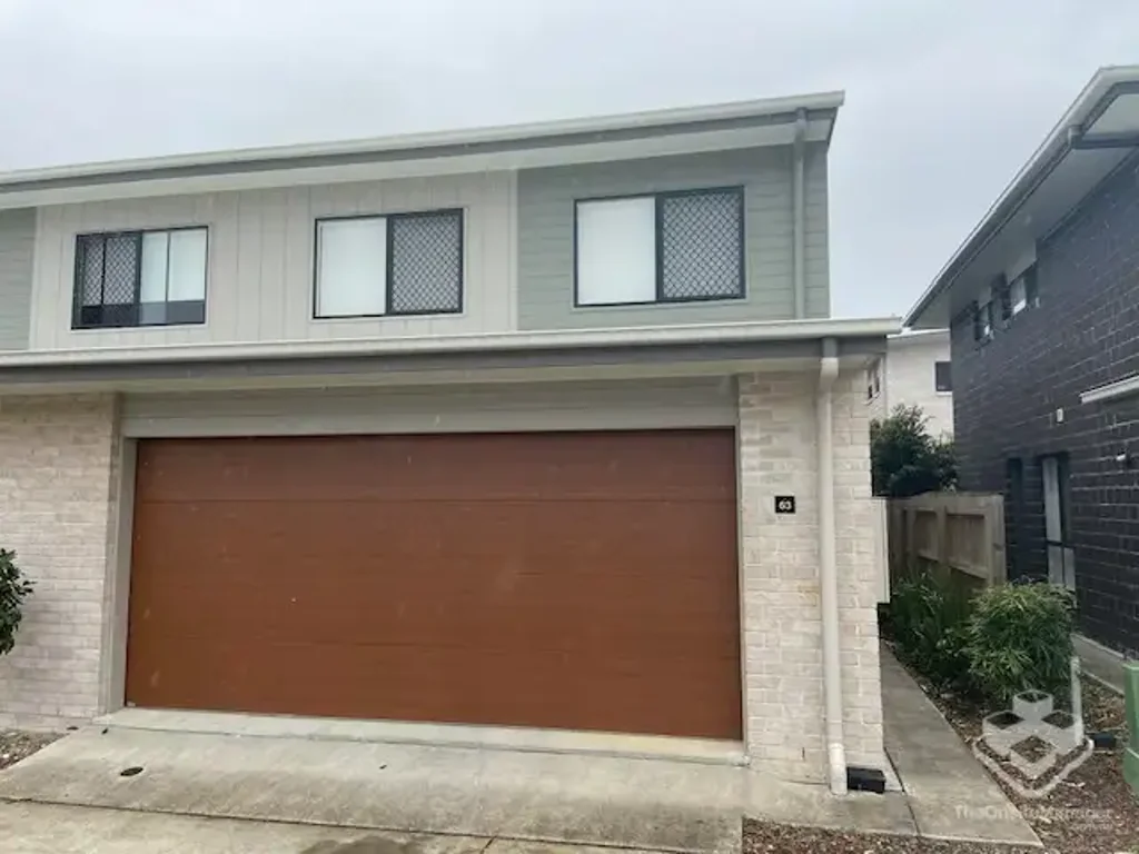 3 BEDROOM TOWNHOUSE - Double Garage, Air Cons, Pets Welcome