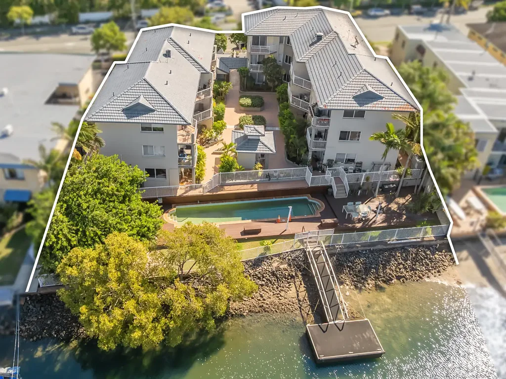 Runaway Bay 1chambre Positioned in a quiet complex right on the water