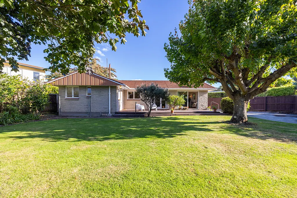 6 Walden Place, Bryndwr, Canterbury