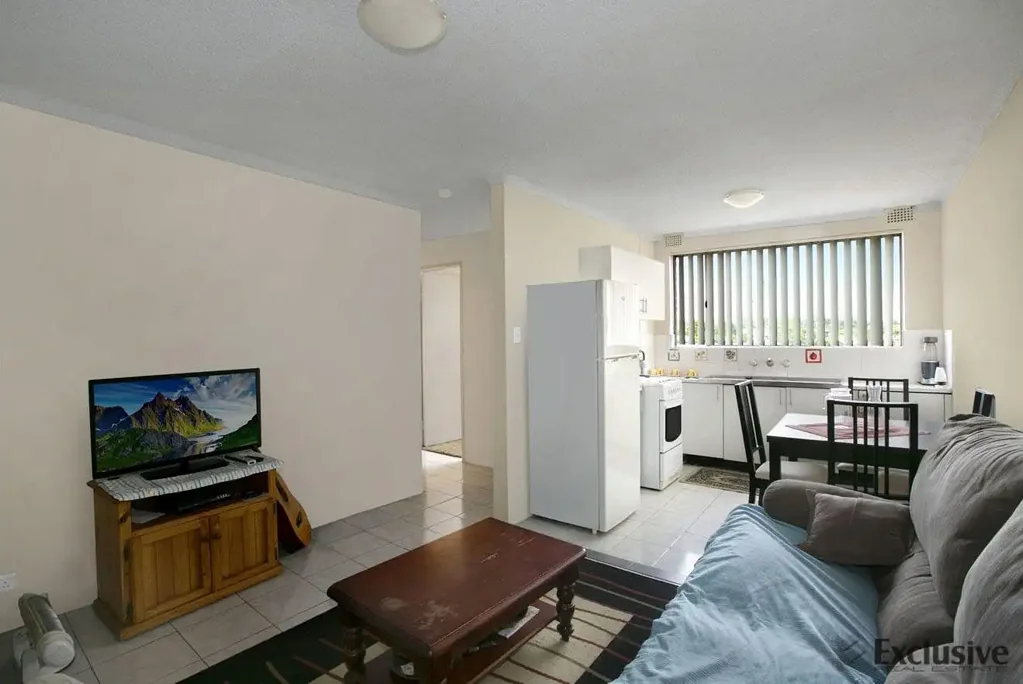 Ground floor unit near shopping centre and station