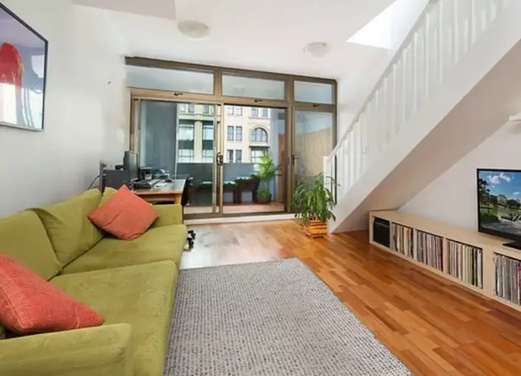 TOP FLOOR APARTMENT IN CENTRAL CHIPPENDALE LOCATION