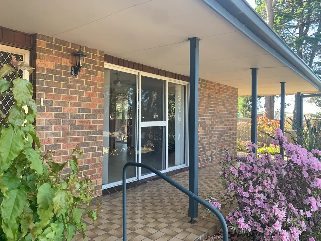 SIMPLISTIC LIVING - SOUGHT AFTER LOCATION