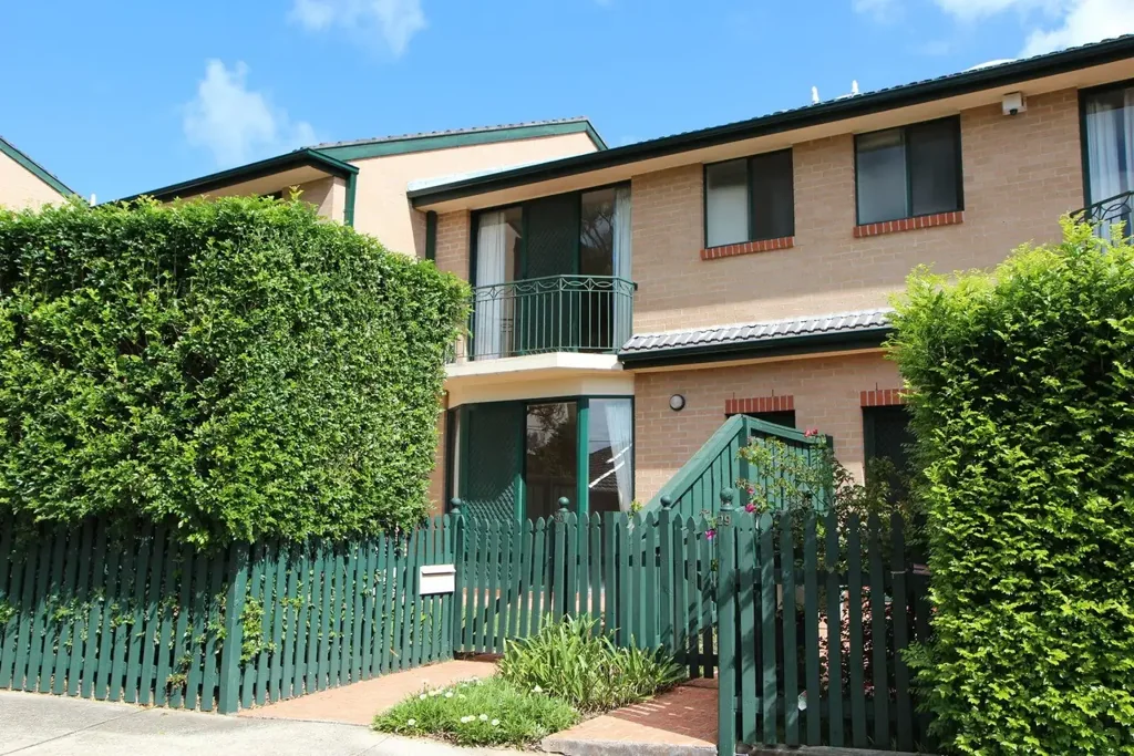 MODERN COMFORT & A PRIME LIFESTYLE LOCATION!!