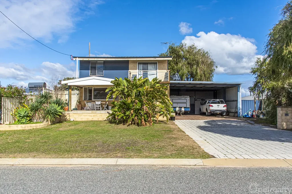 Singleton 6Kwarto Beachside family living with a versatile detached studio