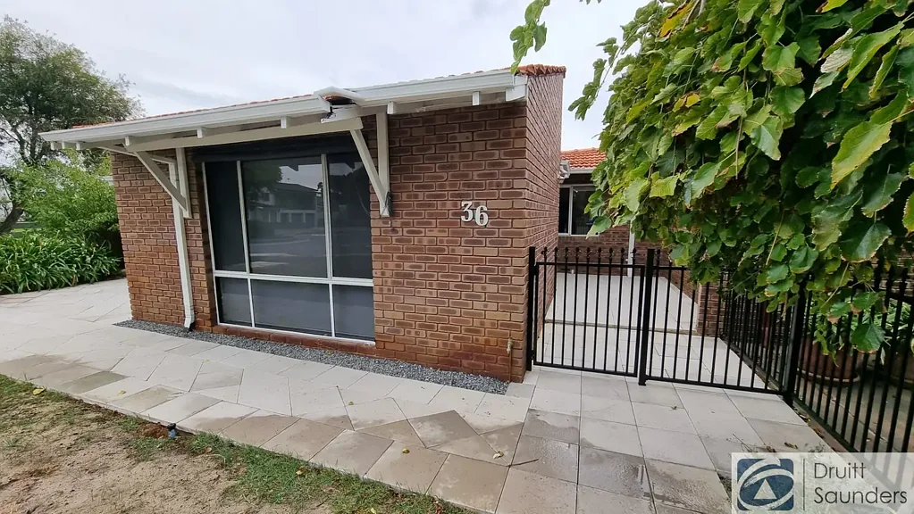 LIFESTYLE ON THE LAKE 
HOME OPEN SATURDAY 30 MAY AT 11.15AM SHARP!