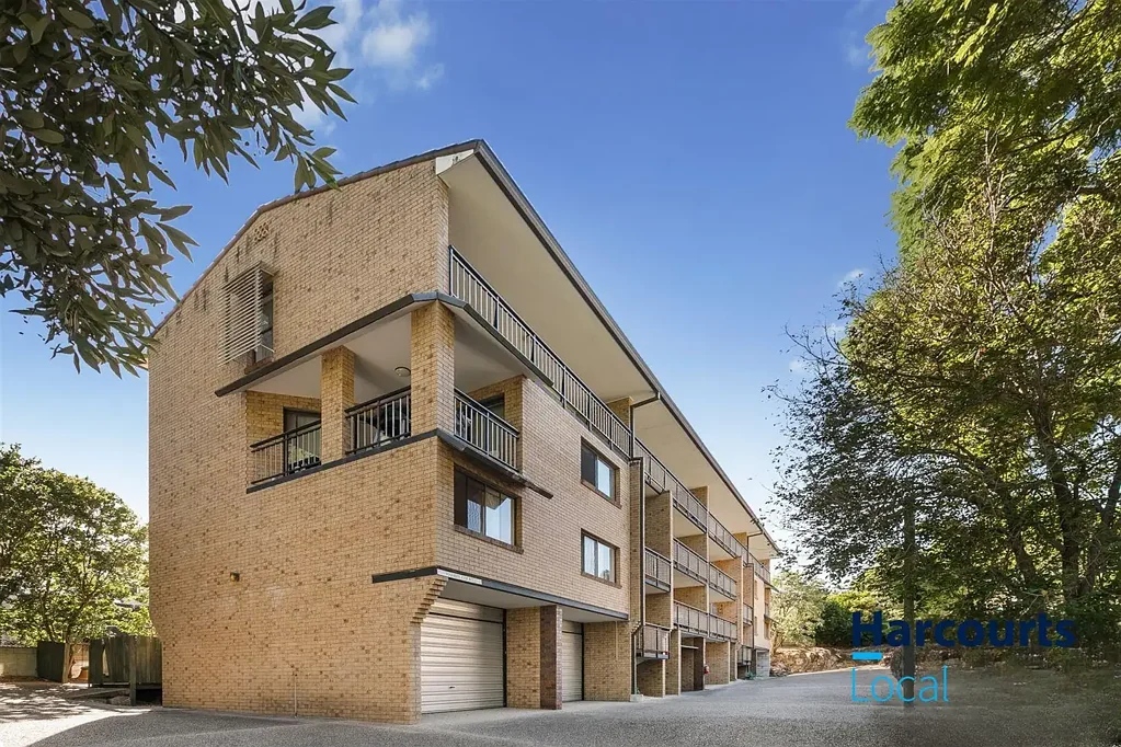 Indooroopilly 2 Bedroom Rare double storey Unit in quite, convenient locale.