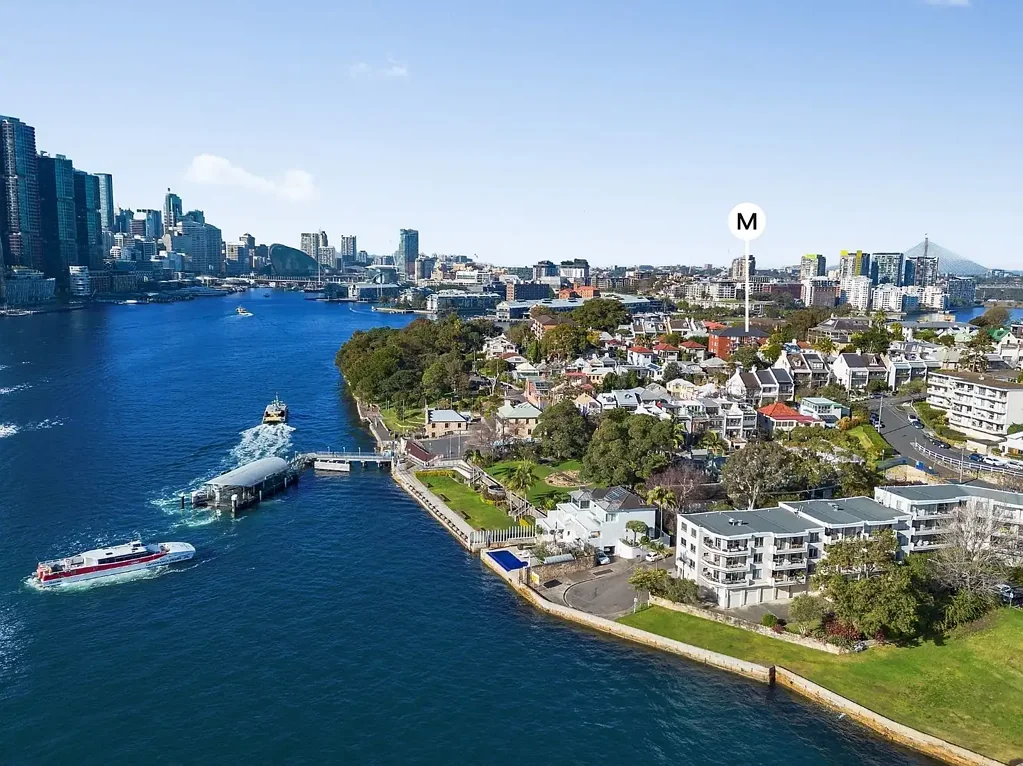 Balmain East 1房 无敌CBD景观 顶层砖砌公寓 高天花板 Caesarstone厨房 私密绿景 步行渡轮码头 Modern Lifestyle Pad With Stunning Harbour Panorama