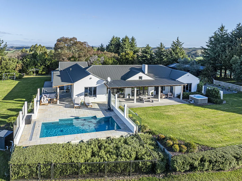 Puketapu 4 Bedroom Here is something special