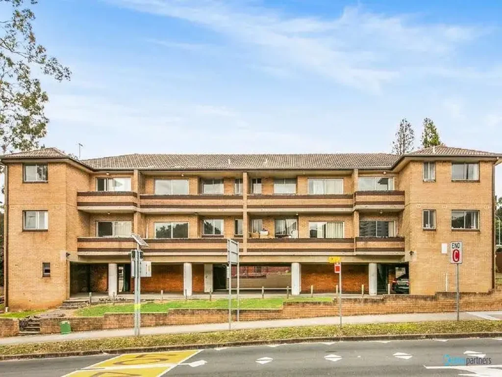 Well maintained 2 bedroom unit in super location!