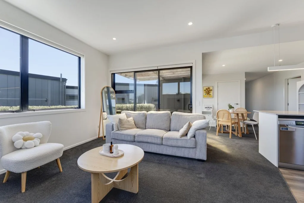 Stoke 2Moenga Near New Luxury Town House with Views!