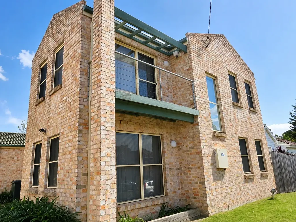 LARGE THREE BEDROOM TOWNHOUSE