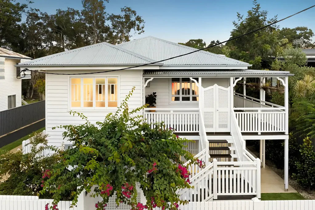 Tewantin 4 Slaapkamer Luxurious Family Living with Unmatched Style and Location