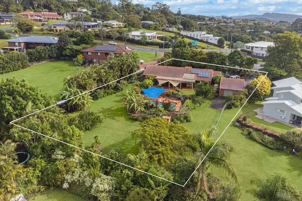 Banora Point 4房  Space, Potential & Lifestyle on Over Half an Acre