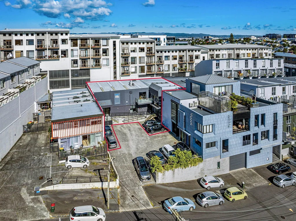 Eden Terrace Apartment + showroom/warehouse