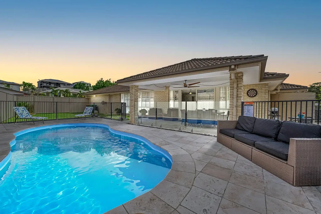 Mango Hill 4 Slaapkamer Two Expansive Living Areas, Pool and Side Access