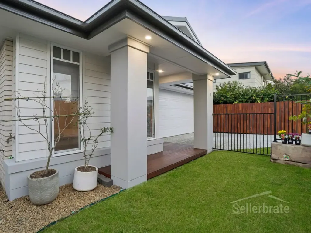 Oxley 4房 新家庭住宅及大后院！ New family home & Large backyard!