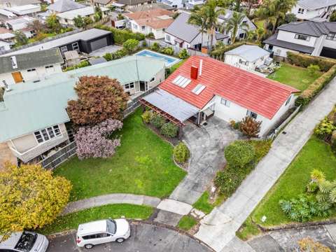 Pakuranga Heights 3房 温馨迷人错层别墅 宁静无尾静街 占地面积703㎡ 咫尺繁华商圈 易上高速 投资升值潜力无限！ Cozy and Convenient living