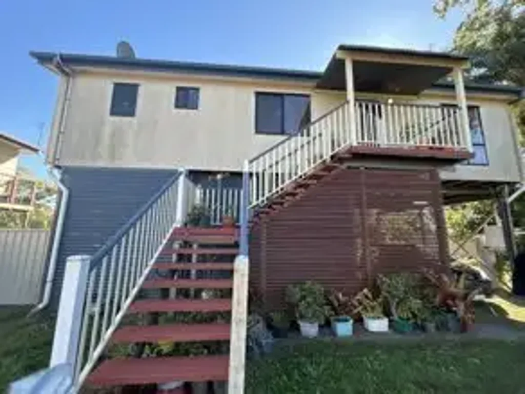 BEAUTIFUL WATER VIEWS & CLOSE TO TOWN!.