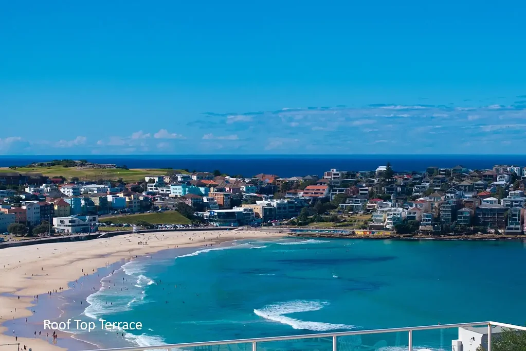Bondi Beach 1房 顶层景观 Bondi视野 阳光阳台 私密朝北 宁静起居 步行海滩 咖啡馆近 优秀建筑 Luminous Beach Pad With Balcony And Superb Views, Steps To Sand