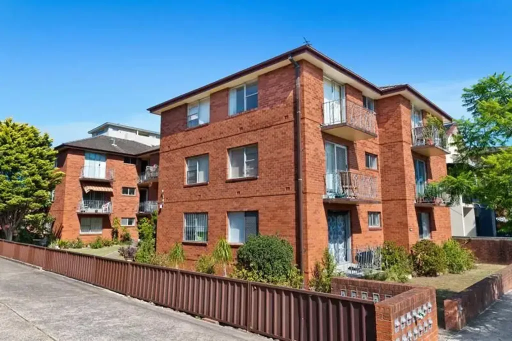 LIGHT FILLED STUDIO APARTMENT IN GREAT LOCATION