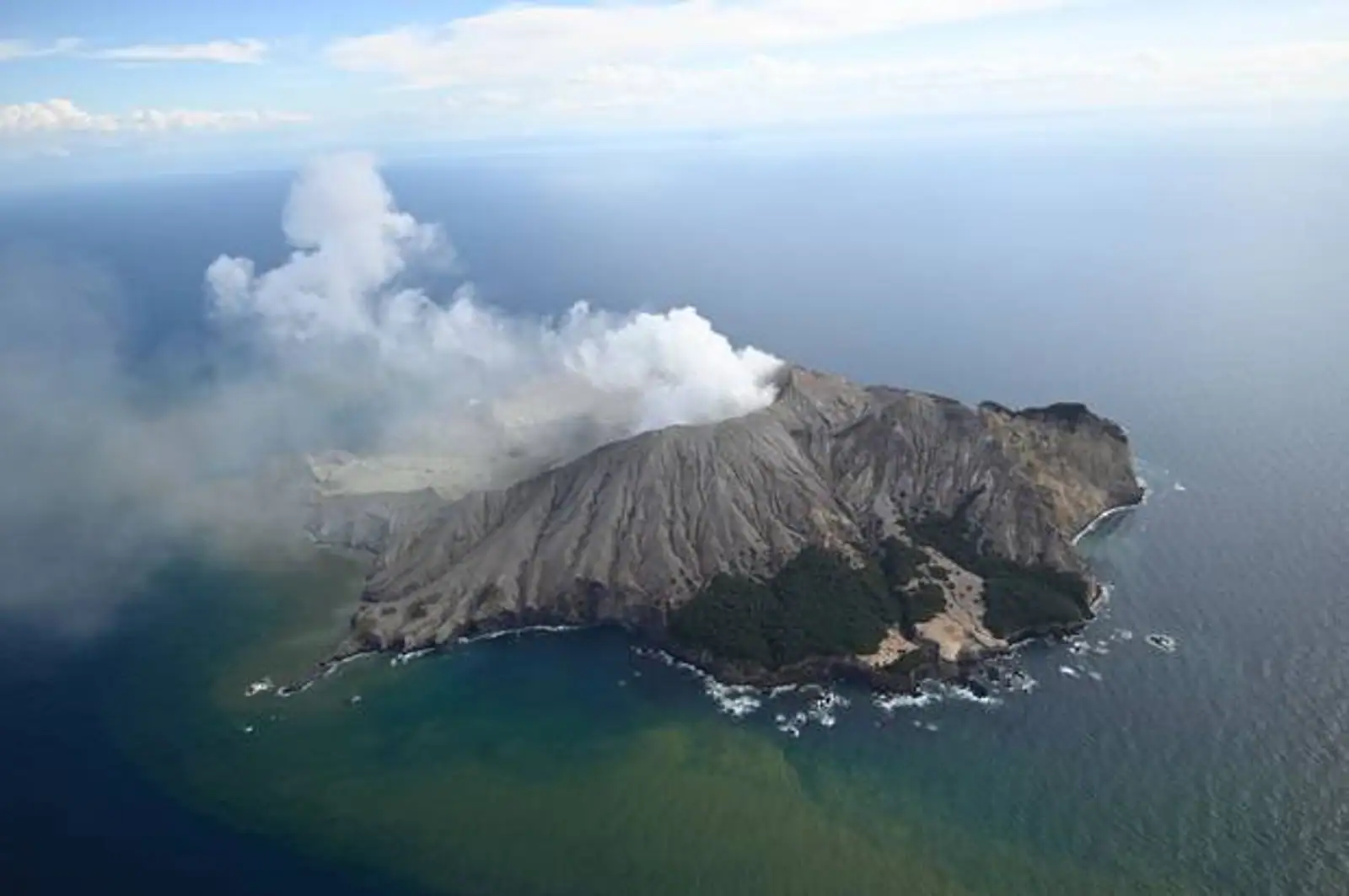 北岛火山喷发：5死8失踪悲剧的背后，是一个年接待上万游客的旅游市场