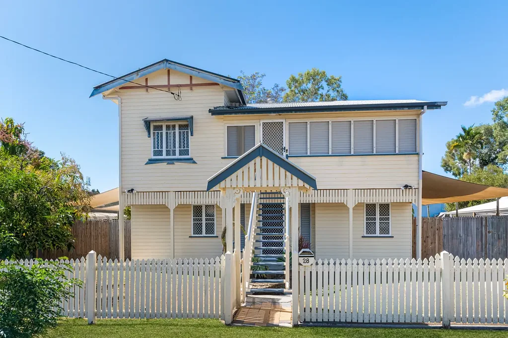 Pimlico 5 Bedroom DUAL - LIVING 2 STOREY TIMBER HOME,DECK, POOL & SHED.