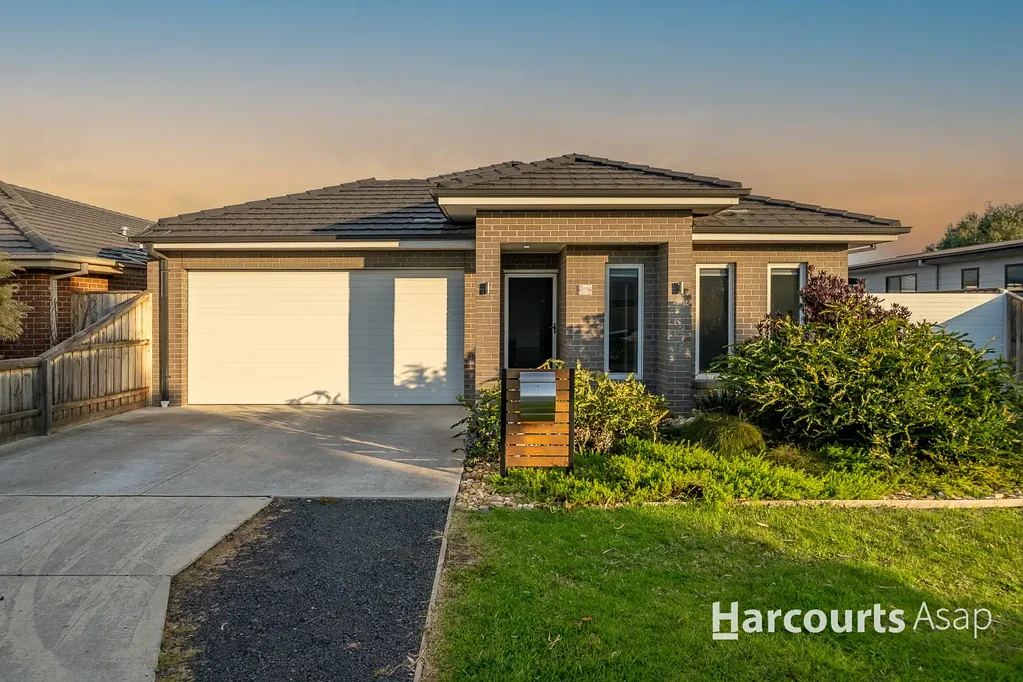 Cowes 4房  Modern Family Living with Theatre Room, Alfresco Entertaining & Side Access for the Boat!